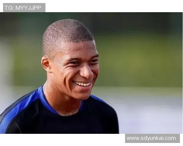 足球明星的假笑瞬间背后隐藏的真实情感与职业压力解析