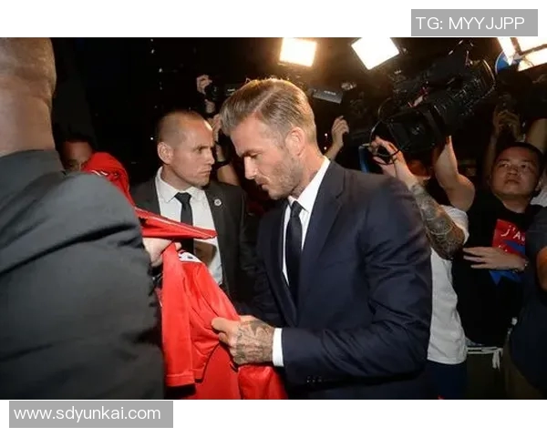 足球明星贝尔穿紧身衣展现完美身材引发球迷热议与时尚潮流结合的全新风格