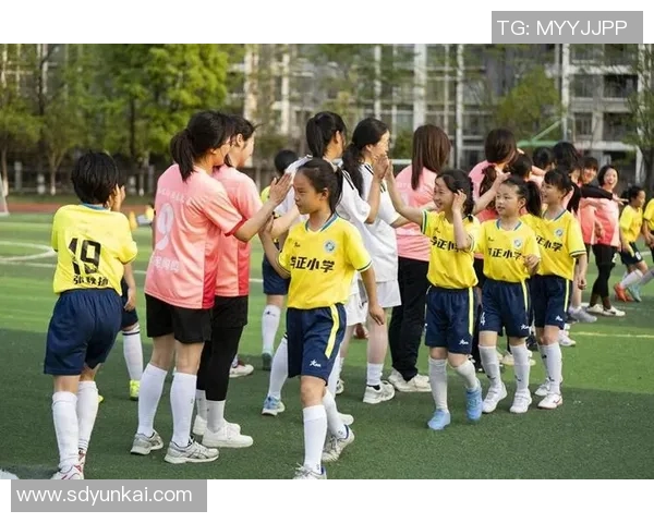 各国足球明星携子共度亲子时光展现温馨家庭生活