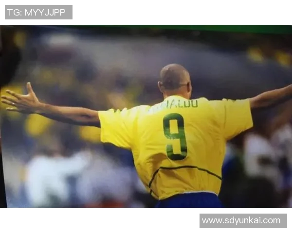 现役足球明星穿着9号球衣的传奇故事与赛场表现分析